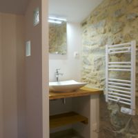 Partie lavabo de la chambre