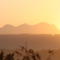 Un lever de soleil sur les Trois Becs, pris depuis la propriété