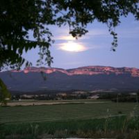 Coucher de soleil sur les falaises et lever de lune derrière les nuages (depuis la propriété)